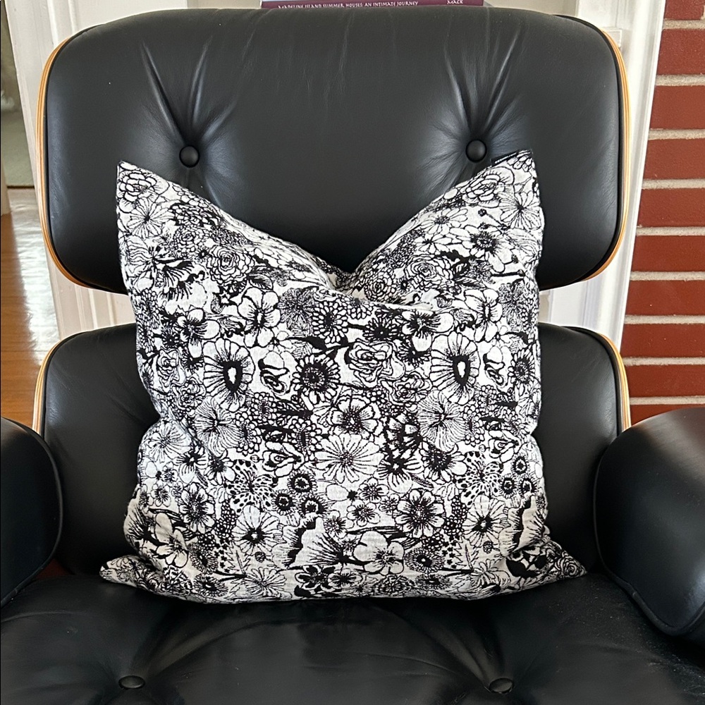 Marimekko Seppelekukat in Black Ecru Flowers
